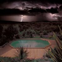 Votre piscine en cas d’orage : risques et conseils