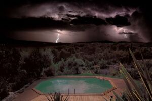 Votre piscine en cas d’orage : risques et conseils