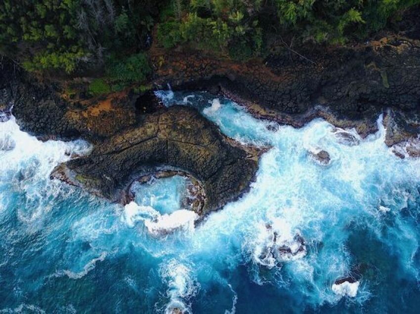 Vue aérienne de la Piscine de la Mort, aussi appelée Kipu Falls.&nbsp;&nbsp;