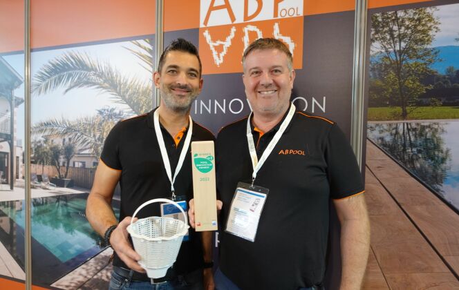 Yann Aquilina et Matthieu Bouvier, créateurs d'ABPool, avec le panier ISI-SKIM qui a remporté la 1ère place des Trophées de l'Innovation DR