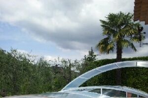 Abri de piscine ADRIATIQUE livré et posé aux alentours de Nice dans le 06. Client pilote. Abri cintré, relevable et empilable.