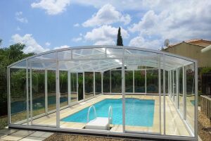 Abri de piscine fixe résidentiel. EGEE cintré. Portes latérales pour l'accès. Abri de piscine fabriqué à Mauguio et installé dans le Gard.