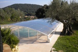 Abri de piscine CASPIENNE, télescopique cintré pans droits et motorisé pour plus de confort. Posé dans le 84, Vaucluse. Produit phare